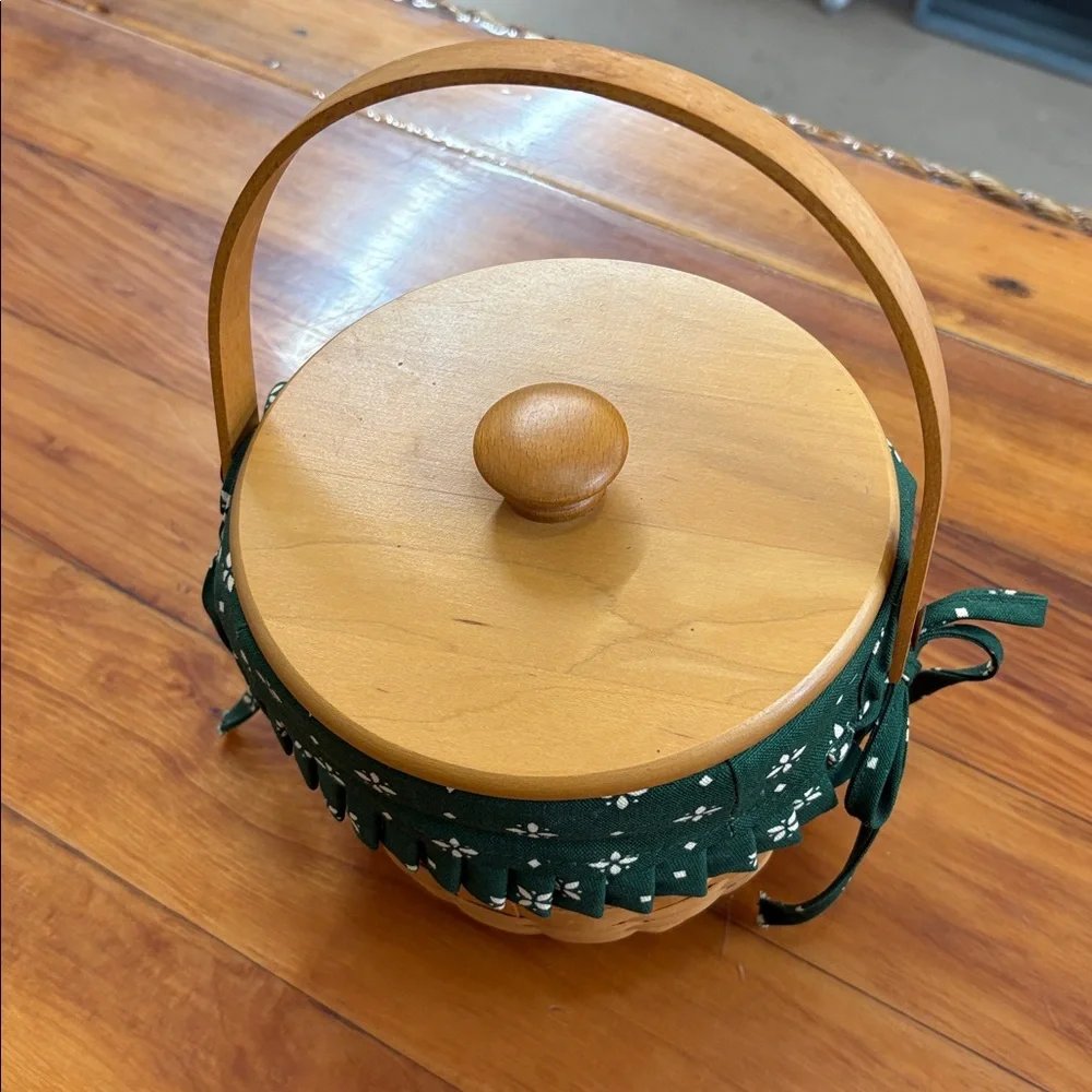 2002 Longaberger Fruit Basket with Lid and Liner